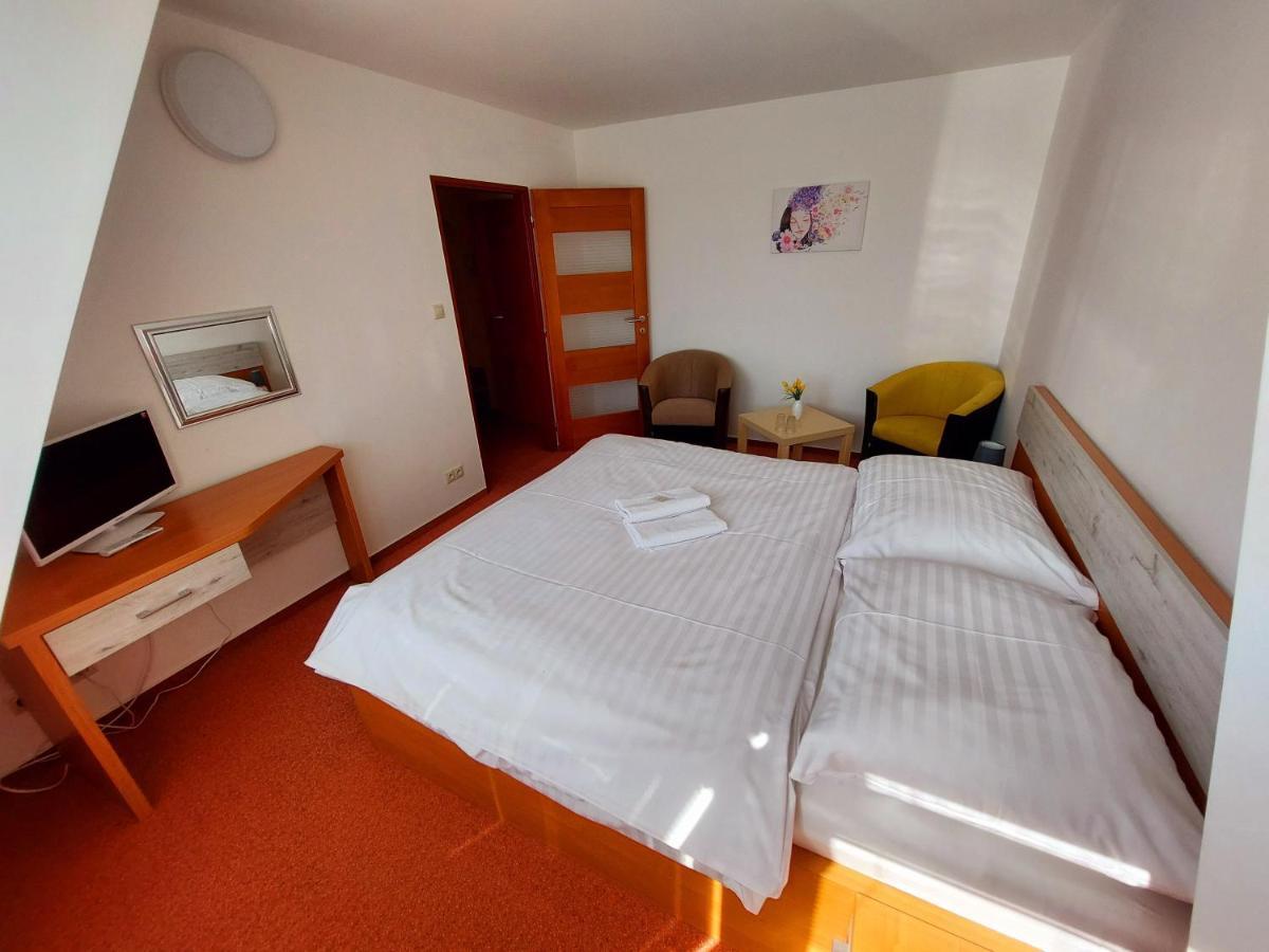 Agrohotel Tri Brezy Hrustin 외부 사진