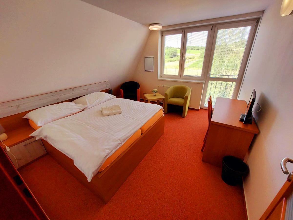 Agrohotel Tri Brezy Hrustin 외부 사진