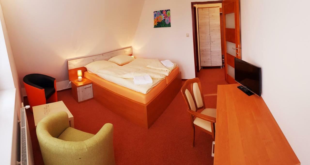 Agrohotel Tri Brezy Hrustin 외부 사진