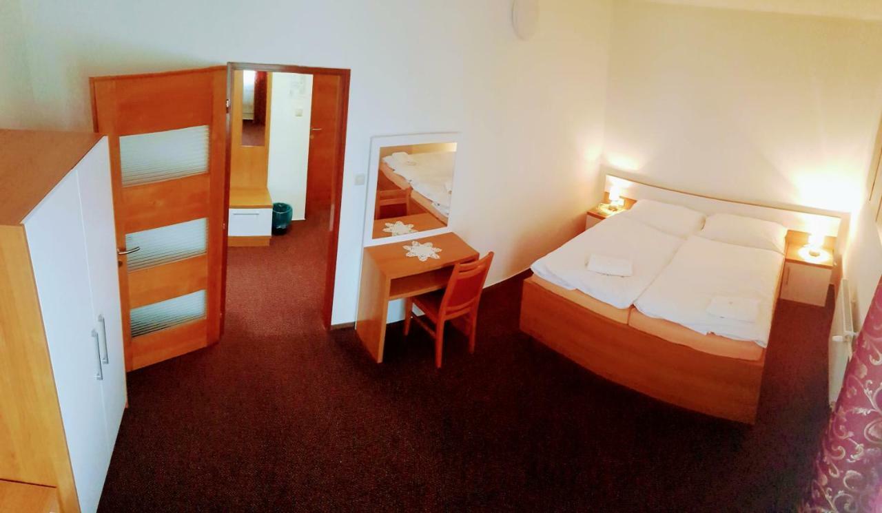 Agrohotel Tri Brezy Hrustin 외부 사진